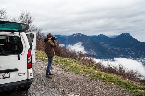 Tom fotografeert Grenoble vanaf een bergweggetje (Foto: Briek Verdoodt)