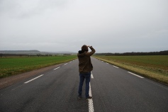 Tom fotografeert in het midden van de weg... de waaghals! :-)