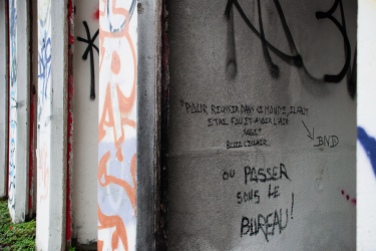 'Pour réussir dans ce monde, il faut être fou et avoir l'air sage' ... 'Ou passer sous le bureau!' Geniale graffiti in het urbex openlucht zwembad van Châlons-en-Champagne.