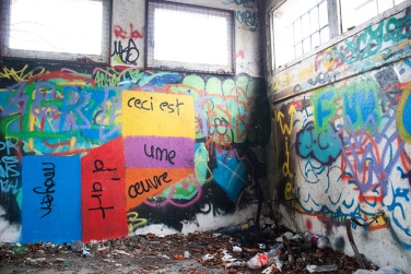 'Ceci est une oeuvre d'art moyen' graffiti op de muur van het verlaten openluchtzwembad van Châlons-en-Champagne