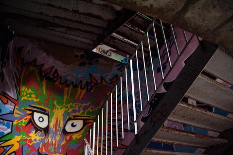 Een van de graffitimonsters in de trappenhal van de verlaten skischans (Foto: Briek Verdoodt)