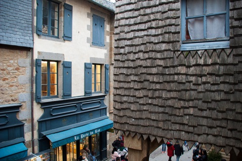 Mont Saint Michel winkelstraat souvenir shopping dorp