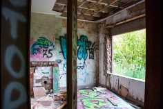 Een getrashed en met graffiti bespoten huis in urbex spookdorp Doel, België