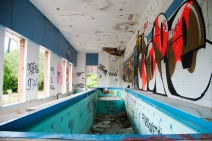 Verlaten zwembad bij Sanatorium du Basil