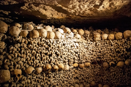 Catacomben-Parijs-menselijke-schedels-botten-gang