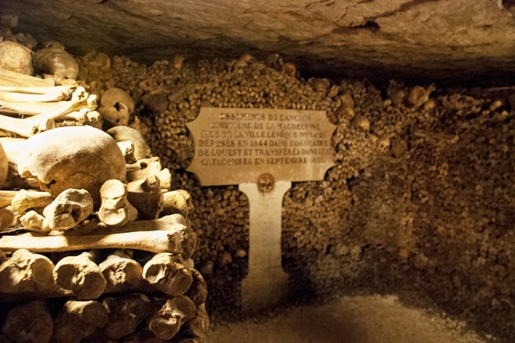 Catacomben-Parijs-menselijke-schedels-botten-kerkhof-bordje-3