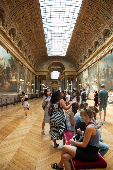 Kasteel-Versailles-interieur-Napoleon-gang-schilderijen-bankje