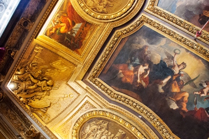 Kasteel-Versailles-plafondschilderingen-gouden-afwerking-schilderijen